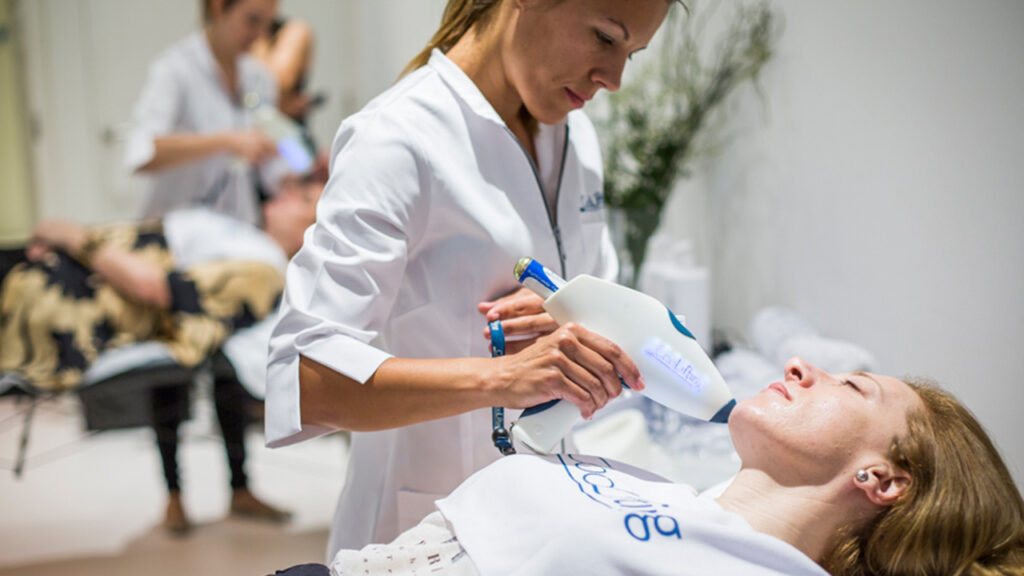 CooLifting verleiht in 10 Min. frische Haut mit Hyaluron & CO₂ – für sofortigen Glow & Feuchtigkeit ganz ohne Nadeln.